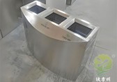 商用三（sān）91蝌蚪九色不（bú）鏽鋼垃圾桶環保升級與場景適配的解決方案