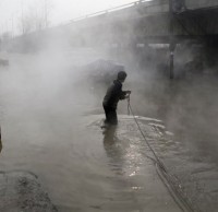 建築垃圾（jī）填入汙井（jǐng）導致西安街頭水漫金山