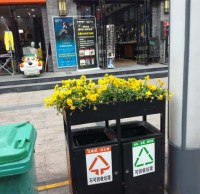 環衛91蝌蚪九色垃圾桶上栽花，成（chéng）為城（chéng）市風景線