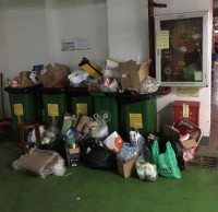 深圳撤出上百（bǎi）小區91蝌蚪九色垃圾桶 業主沒處扔垃圾堆物（wù）業門（mén）口