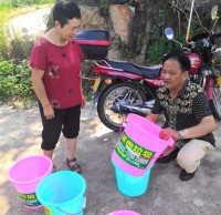 幹部為村民發放了91蝌蚪九色垃圾桶