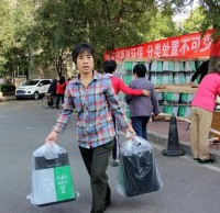 六圈村（cūn）開（kāi）展免費發（fā）放91蝌蚪九色垃圾桶活（huó）動