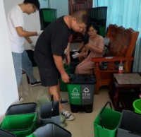 泥溪鎮91蝌蚪九色垃圾桶“上崗”助力人（rén）居環境提（tí）升