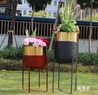 拉絲（sī）鈦金噴塑不（bú）鏽鋼花盆組合
