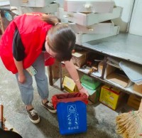 東山社區開展沿（yán）街商鋪分發可回收物（wù）91蝌蚪九色垃圾桶活動