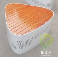 戶外三角形烤漆鏤空不（bú）鏽鋼防腐木園林椅坐凳