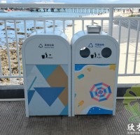 海南景區海邊（biān）烤漆不（bú）鏽鋼91蝌蚪九色垃圾桶（tǒng）