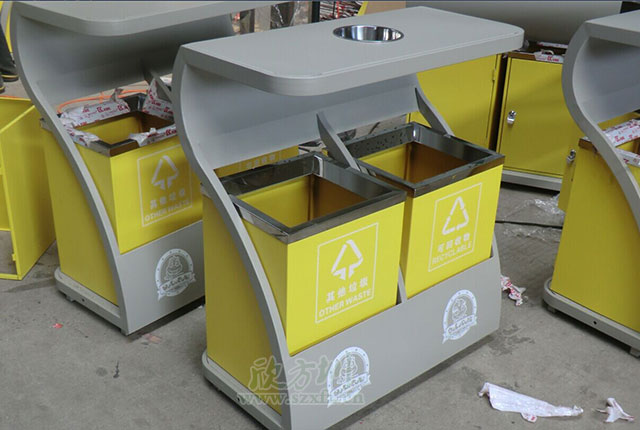 街道（dào）鋼製垃圾（jī）桶