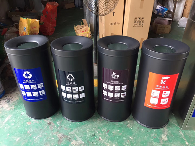 室內立式直（zhí）投口烤漆不鏽鋼91蝌蚪九色垃圾（jī）桶